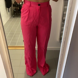 ZARA - rosa byxor - Hög midja, aldrig använda men för långa för mig (är 161 cm)