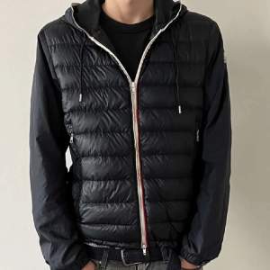 Skön moncler windbreaker/cardigan som inte längre används o perfekt för hösten, storlek S men passar M oxå. Modellen är 176, pris går o diskutera