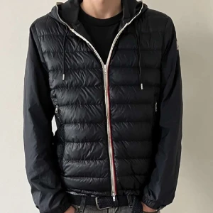 Monclear - Skön moncler windbreaker/cardigan som inte längre används o perfekt för hösten, storlek S men passar M oxå. Modellen är 176, pris går o diskutera