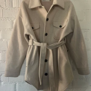 Nelly Beige kappa - Creme-färgad kappa från NLY Trend! 🫶🏻 Endast använd några enstaka gånger, så jättefint skick. (Nypris 799kr) Stor i storleken så passar mig som i normala fall har S