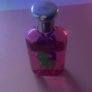 Ralp lauren parfym - Rosa Ralph Lauren parfym över halvvägs 