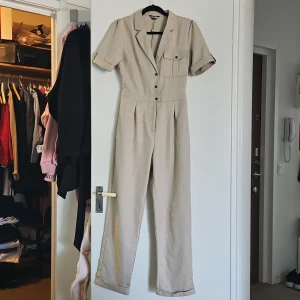 Jumpsuit - En fin figursydd jumpsiut från Zalando, använd ca 2 gånger. 
