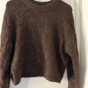 Brun fluffig tröja - Säljer en supermysig brun fluffig tröja från Wera.
