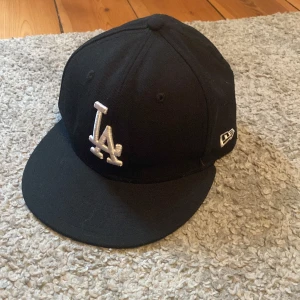 New era LA keps - Rikgit fet keps som säljs för att den ej passar mig Skick 8,5/10 då den har lite lim i kepsen som syns på bild 5 Skriv vid minsta fråga eller fundering🔥