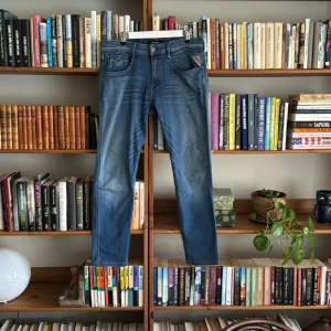 Replay Anbass  - Tjenare! Säljer mina Replay Jeans pågrund av att jag inte använder de längre. De är fortfarande i bra skick 9/10 och vid frågor eller funderingar så skriv gärna 😀