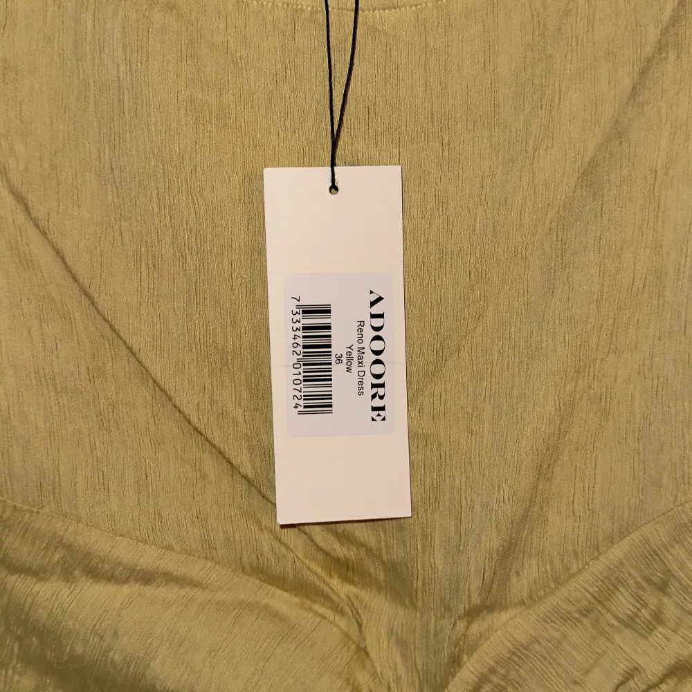 Reno maxi dress strl 36, gul. Fiiiinaste klänningen men tyvärr lite för tight på mig som annars bär 38 i adoores klänningar. Går att ha både på axlarna men även off- shoulder. Detaljerna vid midjan skapar en otroligt vacker form!💛💛💛 slutsåld!. Klänningar.