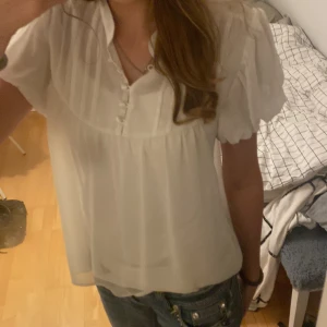 Vit blus  - Super söt genomskinlig blus från Gina i storlek 38,aldrig använd. Hör av dig om du har frågor ❤️