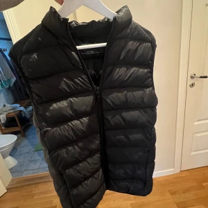 Svart väst - Säljer min lawrence grey väst som är i väldigt bra skick. Den är small men passar mig som har medium.