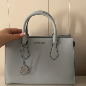 Michael Kors väska - Helt ny MK väska modell sheila🩵nypris 5800🩵kom privat för prisförslag🩵aldrig andvänd🩵längre axelband tillkommer🩵