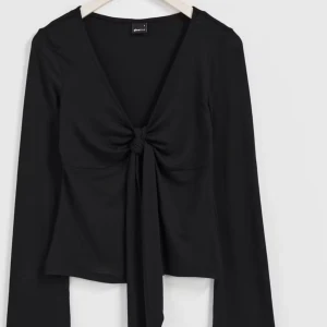 Tie front long sleeve top - Säljer denna jättefina knyt tröjan från gina i storlek S.Den är väldigt nopprig därav priset kan visa egna bilder vid förfrågan. Använd några få gånger men annars finns det inga andra defekter med den. Köpt för 299kr men säljer för 150kr kan gå ner.