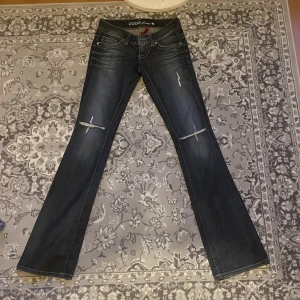 Guess bootcut jeans - Snyggaste bootcut jeansen ifrån guess med hål i!!! Tyvärr ingen användning😔😔 storlek 23 men passar 25! Som nya!