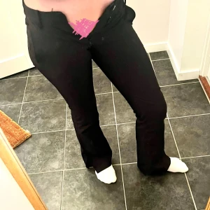 Lågmidjade kostymbyxor  - De perfekta kostymbyxorna från Bilbok i modell Vera. De är lågmidjade och bootcut, storlek 34🩷 hör gärna av er för frågor!