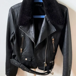 Skinn jacka  - Snygg skinn jacka ifrån Zara som aldrig kom till användning utan bara legat ner packad.  St L står det men mer som en S\M då jag använder den storleken.  Finns ett litet märke ( se bild ) vet inte riktigt vad det är och ingenting som förstör den. 