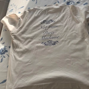 Dröle de monsieur tishirt - Storlek S, helt ny!! Lite oversized fit. Från dröle!