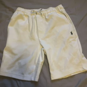 Ralph lauren shorts - Den är i väldigt bra skick. Den är i storlek M och passar väldigt bra. Inte så mycket använd ungefär 4 gånger.