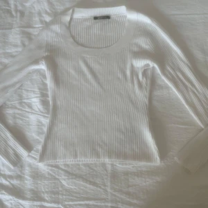 Söt vit topp - Säljer denna Söta tröja från Gina i s. Använt 1 gång. Är i nyskick.