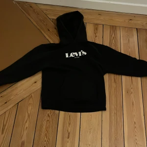 Levis hoodie - Säljer denna äkta Levis hoodie för att den är för liten den är bra skick förutom att tråden vid luvan är borta som jag visar på bild tre. Pris kan diskuteras vid snabb affär 