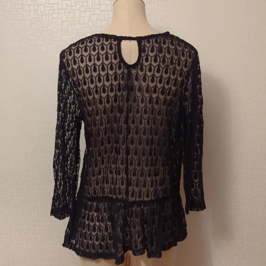 Svart spetsblus med trekvartsärm - 90