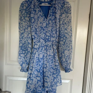 Volang klänning  - En fin volangklänning från märket reserved ( köpt i London) i storlek XS💕