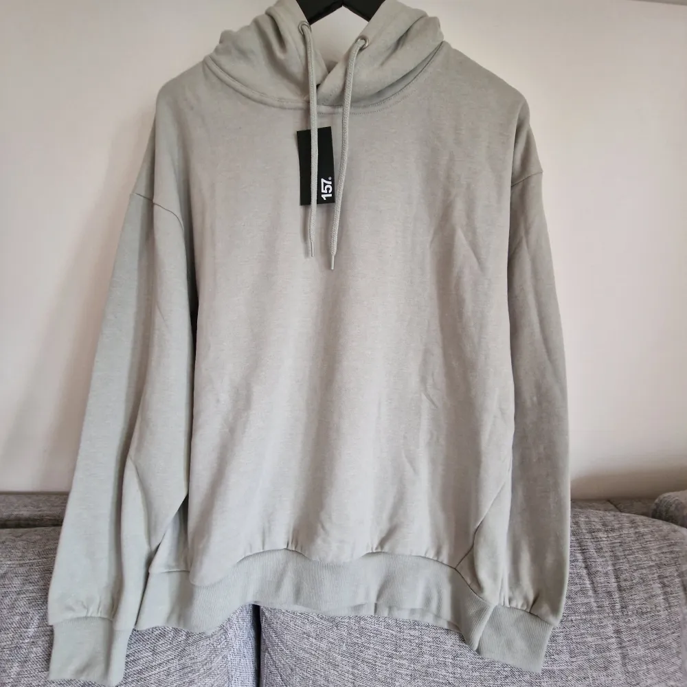 Ny huvtröja, storlek M men passar bra för XL också. . Hoodies.