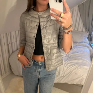 Trekvartsärmad jacka  - Trekvartsärmad dunjackan som går att vända  