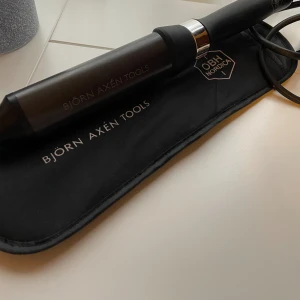 Björn Axén locktång  - Har använt knappt två gånger så det är i jättebraskick. Det finns inga defekter och själv tyckte jag det funkade bra. Köpt den i början av året för 800kr så nu säljer den för 400kr.