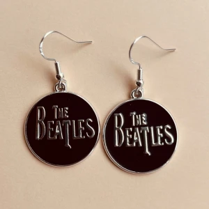 The Beatles örhängen  - Nickelfria krokar. Fri frakt 💕