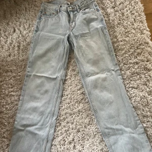 Lowwaist straight jeans  - Superfina lågmidjade trendiga jeans från gina tricot i storlek 32❤️ Midjemått 36cm rakt över och 79cm innerbenslängd 
