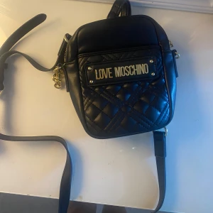 Love Moschino Väska - Jätte söt väska från Love Moschino, väskan är som ny då den knappt är använd. Köpte på Zalando för 1445kr