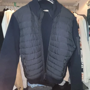 Moncler cardigan - En jättefin blå moncler cardigan som är i ganska bra skick. Använd några gången, men ser som my ut.