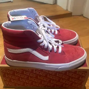 Vans skor i en jättefin röd färg. Storlek 40,5 och aldrig använda, med lappar och kartong kvar!