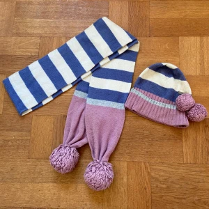 Set med mössa + halsduk - Mössa och halsduk från Hilfiger Denim, använda enstaka gång och i gott skick. Enstaka noppor som lär gå lätt att plocka bort.
