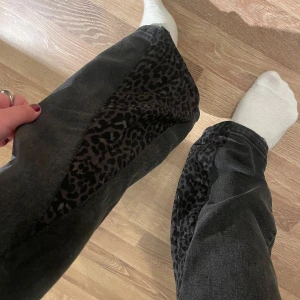 Svarta Jeans - Svarta bootcut jeans men leoparddetalj på insidan av benet! Storlek 36 men passar mer 34. Innerbenslängd: 80cm💕