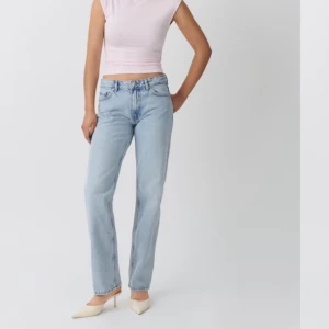 Jeans low straight - (Privat för egna bilder) Low straight jeans från Gina använda ca 4 ggr💗 Köpta för 499 och säljer pga för korta i benen💗