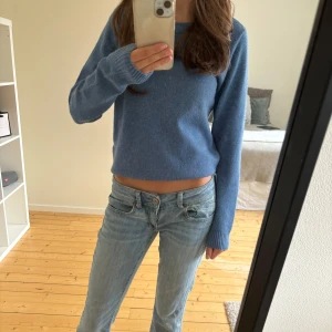 Vila sticakd tröja  - Jätte snygg blå stickad tröja från vila i nyskick som aldrig är använd men prislappen är borta💗 säljer för att jag har en iprincip likadan, skriv privat för fler bilder eller något annat💘köptes för 329