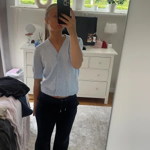 Stickad kofta - Stickad kofta, aldeig anvönd!