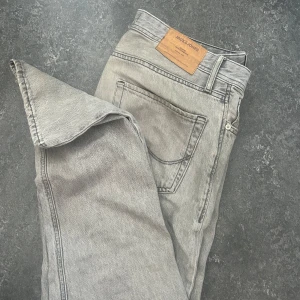 Jack & Jones - Jeans - Ett par gråa Jack Jones jeans i mycket bra skick. Nypriset ligger på 800kr!!