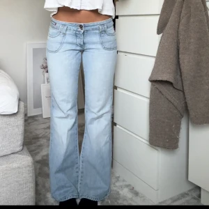 Lågmidjade bootcut jeans💗💗 - Lågmidjade bootcut jeans💗lite slitna bak i benen som syns på sista bilden❤️‍🔥midjemått: 39cm och innerbensmått: 79cm💗