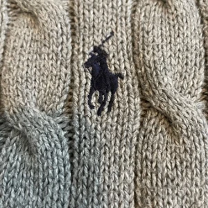 Polo Ralph Lauren Sweater  - Säljer en Polo Ralph Lauren cable knit i grå färg, storlek S. Tröjan är i utmärkt skick och passar bra för både vardag och finare tillfällen. Priset är 499 kr, och det är redan prutat. Kontakta mig gärna om du är intresserad eller har några frågor 🍁🧶