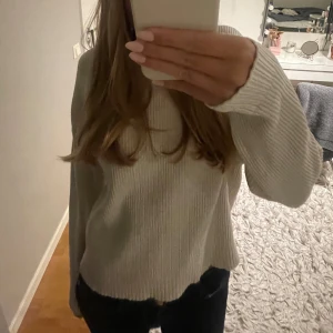 Stickad tröja - En vit stickad tröja perfekt till hösten!  Bra skick och super gosigt material. Går inte att köpa längre och original priset var 350 kr men jag säljer för endast 100 kr. Pris går att diskutera och hör av dig vid fråger!