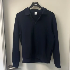 Zara Zip - Mörkblå zip tröja med krage i strl S. Väldigt snygg och passar till det mesta och inte använd mer än 5 gånger.