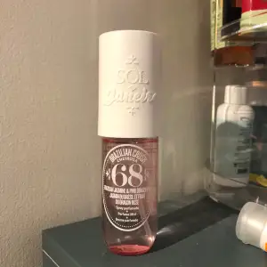 Nästan oanvänd parfym/bodymist från sol de Janeiro. 💕 nypris 299kr🌸 Om man vill köpa direkt kan man göra det i min andra annons för den 💕