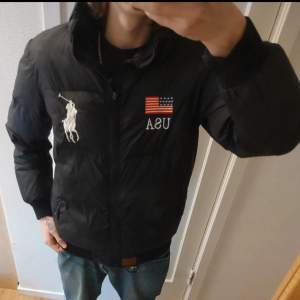 Svin ovanlig Ralph Lauren jacka, säljer nu eftersom jag vill se vad folk har lust att betala för den, vet inte vad nya priset är, men har kollat upp vad den kostar begagnat och det är från 900-1500 som jag har hittat, så jag lägger mig typ i mitten🗣️🗣️