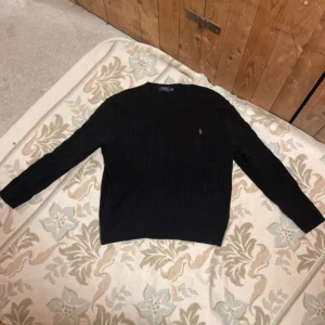 Svart stickad Ralph lauren sweatshirt  - Riktigt snygg Ralph lauren sweatshirt. Hör av dig vid funderingar😀