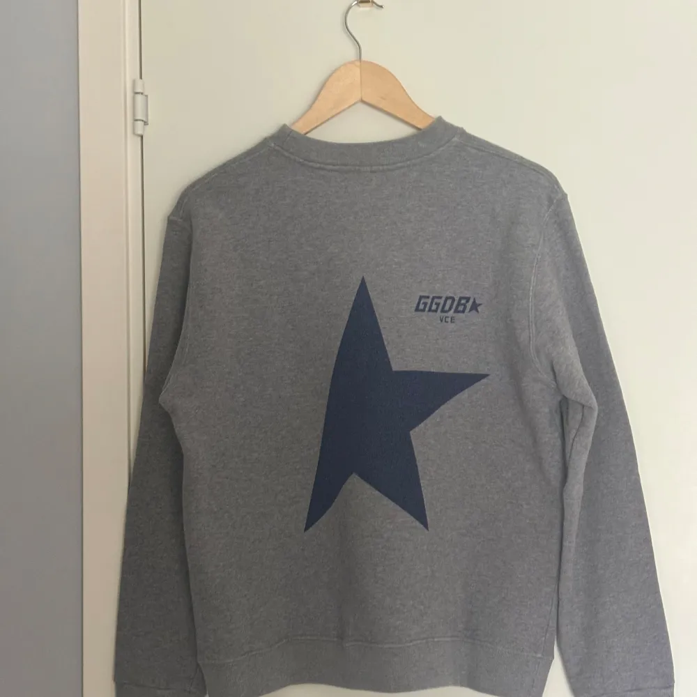 riktigt fet golden goose crewneck/hoodie i toppskick. väldigt sällsynt o går knappt att få tag på nu för tiden, priset är inte hugget i sten!. Tröjor & Koftor.