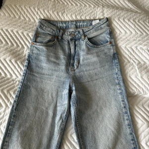 Jeans - Ett par blåa raka jeans från bikbok i storlek 27. Använt någon enstaka gång. Fler bilder eller frågor kan tas privat ☺️🩵
