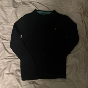Ralph Lauren mörkblå stickad tröja  - Ser svart ut på bilden kolla bild 3 för bättre bild på färgen Skriv vi minsta fundering