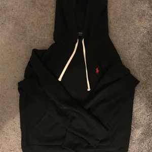 Ralph lauren hoodie - Tja säljer nu denna feta äkta Ralph lauren hoodie i storleken s, skick 8/10. Pris kan diskuteras vid snabbaffär 
