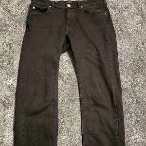 Svart byxor Lee - Säljer ett par riktigt snygga byxor från Lee. Bra skick och inga skador. Hör av er för frågor😁  Längd på modellen: 183cm 