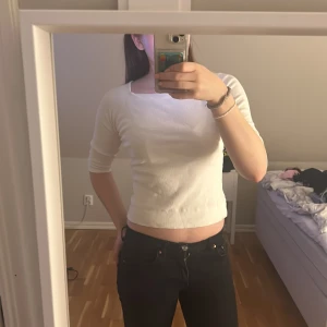 Fin topp  - Säljer denna söta vita trekvartsärmade tröja ifrån Hm, superfint skick och sparsamt använd. Superfin att ha i vardagen men även på lite finare tillställningar🩷 